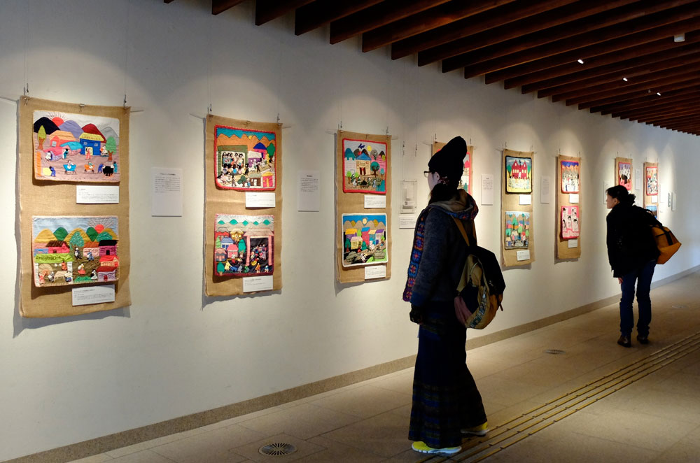 People observing attentively the exhibition: Arpillera: Chilean appliques that narrate in silence
アルピジェラ ～沈黙のなかで物語る、チリのキルト～
November, 2015. (Photo:Tomomitsu Oshima)
